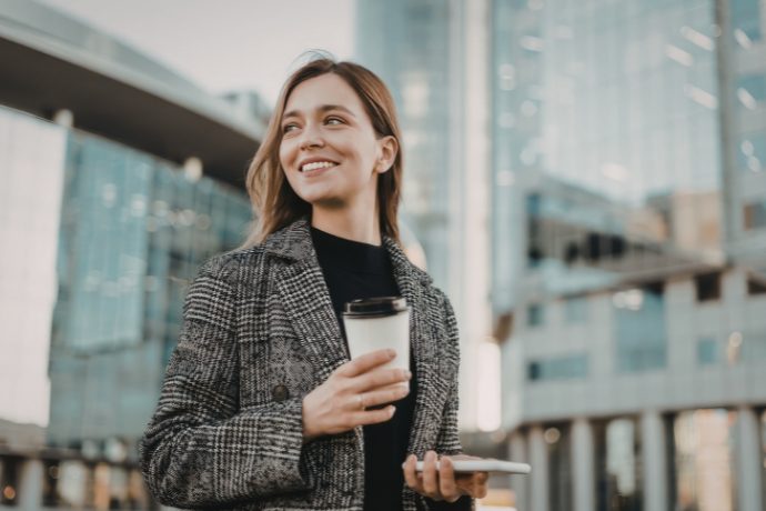 リラックスしている女性の写真