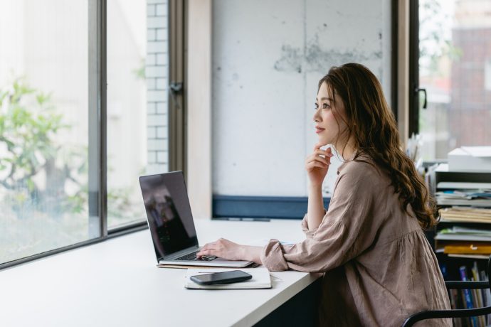 快適に働く女性の写真
