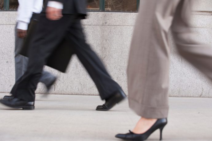 新しい一歩を踏み出す女性の足もとの写真