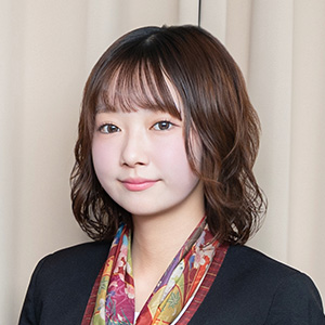 京阪電車プレミアムカーで車内アテンダントとして働く金子里香さん（仮名）