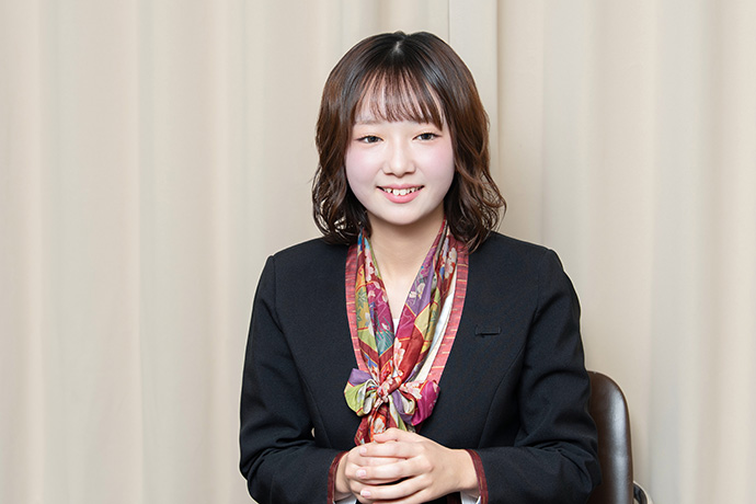 インタビューに答える京阪電車のプレミアムカー車内アテンダントの金子里香さん
