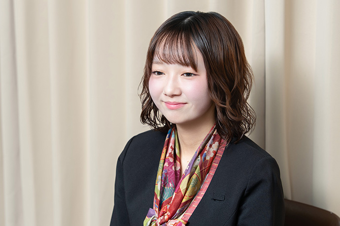 インタビューに答える京阪電車のプレミアムカー車内アテンダントの金子里香さん