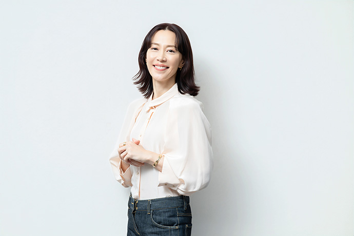 カメラに向かってほほ笑む木村佳乃さん