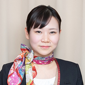 京阪電車プレミアムカーで車内アテンダントとして働く工藤由香さん（仮名）