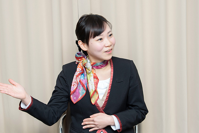 インタビューに答える京阪電車のプレミアムカー車内アテンダントの工藤由香さん