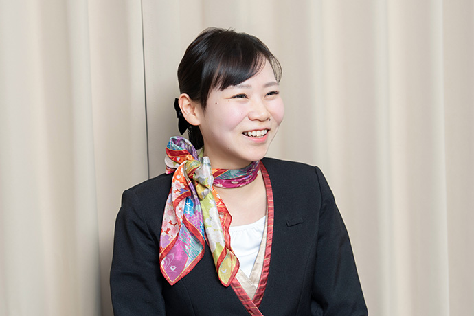 インタビューに答える京阪電車のプレミアムカー車内アテンダントの工藤由香さん
