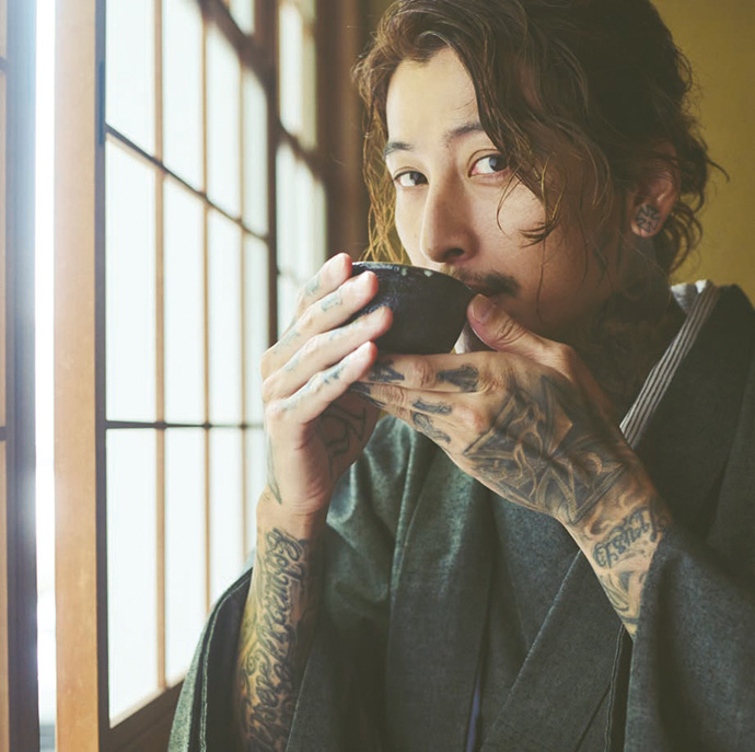 KADOKAWAから発売された森下直哉写真集『DOPE』の中で、和装にチャレンジする森下直哉さん