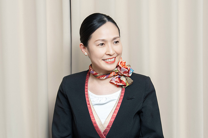 インタビューに答える京阪電車のプレミアムカー車内アテンダントの本橋良子さん