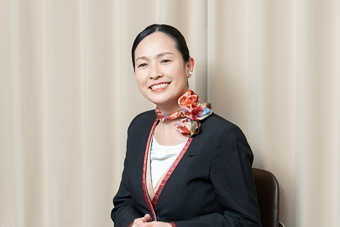 インタビューに答える京阪電車のプレミアムカー車内アテンダントの本橋良子さん