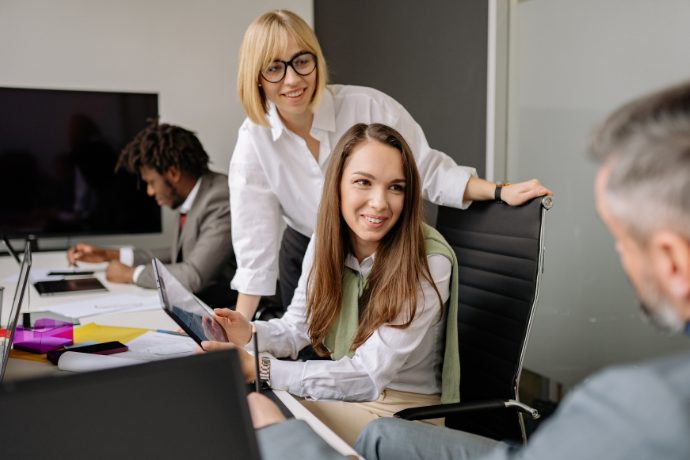 職場になじみ始めた女性の写真