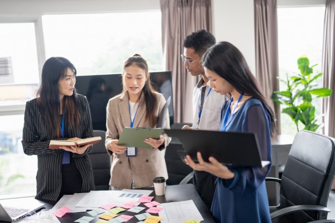 チームで働く女性の写真