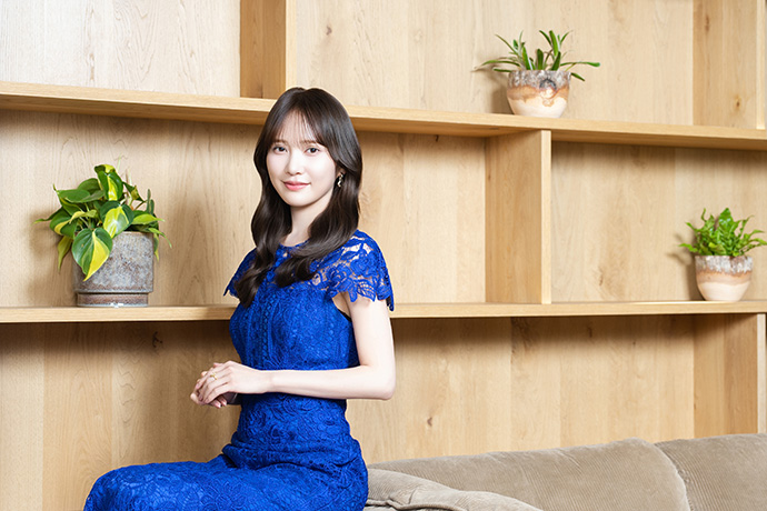 カメラに向かってポーズを取る加藤史帆さん