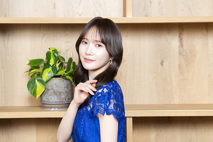 カメラに向かってポーズを取る加藤史帆さん