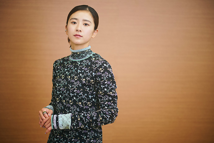 カメラに向かってポーズを取る黒島結菜さん