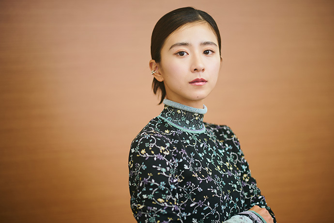 カメラに向かってポーズを取る黒島結菜さん