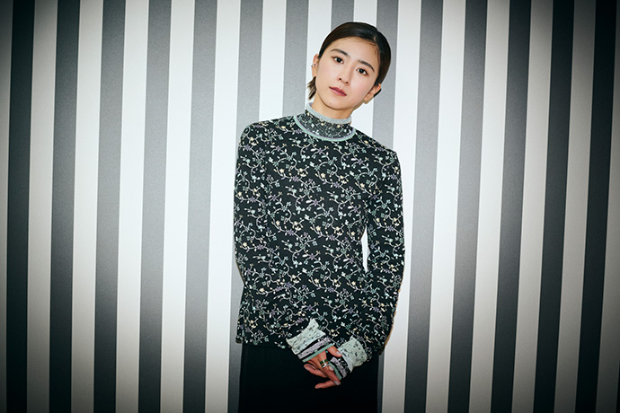 カメラに向かってポーズを取る黒島結菜さん