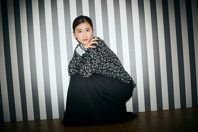 カメラに向かってポーズを取る黒島結菜さん