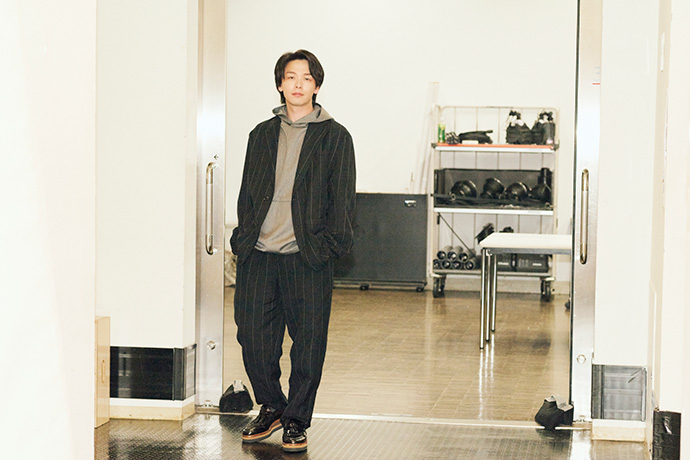 カメラに向かってポーズを取る中村倫也さん