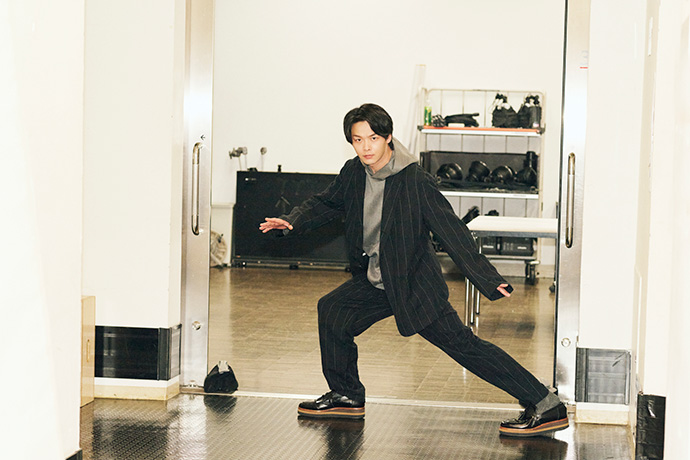 カメラに向かってポーズを取る中村倫也さん