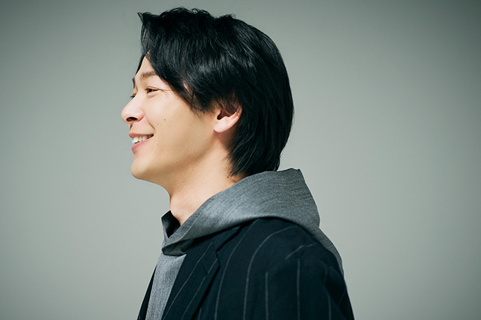 インタビューに答える中村倫也さん