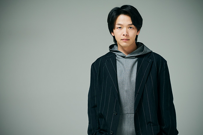 カメラに向かってポーズを取る中村倫也さん