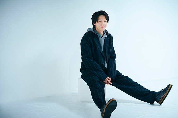 カメラに向かってポーズを取る中村倫也さん