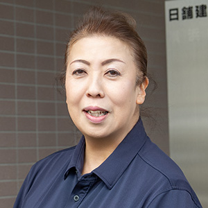 日舗建設株式会社で土木施工管理技士として働く手塚 由美子さん