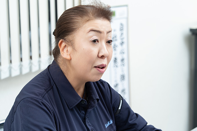 インタビューに答える、日舗建設株式会社の土木施工管理技士、手塚 由美子さん