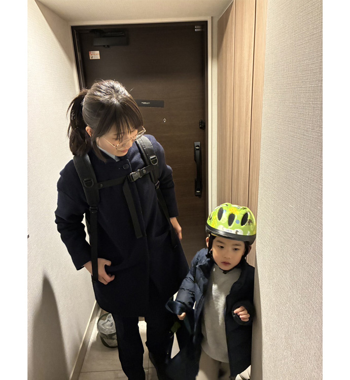 横浜市交通局で地下鉄運輸職員（助役）として働く山下千奈さん（仮名）が子どもと一緒に家を出発するときの様子