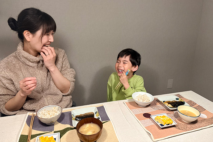 帰宅し家族と夕食を食べる横浜市交通局で地下鉄運輸職員（助役）として働く山下千奈さん（仮名）の様子