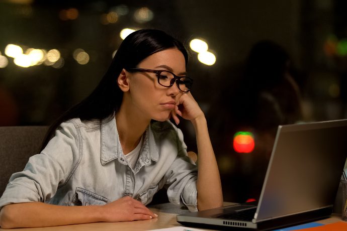 やる気が出ない女性の写真