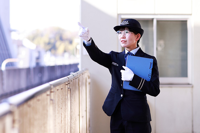 午後の勤務に入る横浜市交通局で地下鉄運輸職員（助役）として働く山下千奈さん（仮名）の様子