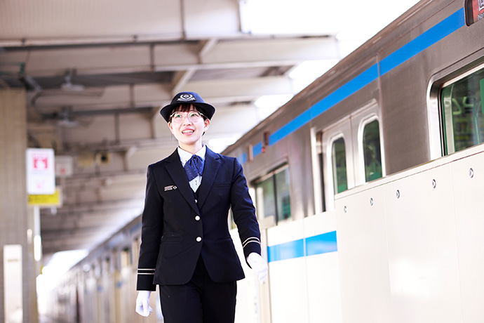 横浜市交通局で地下鉄運輸職員（助役）として働く山下千奈さん（仮名）が乗務するときの様子