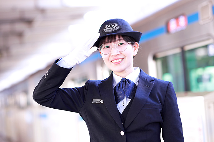 敬礼する横浜市交通局で地下鉄運輸職員（助役）として働く山下千奈さん（仮名）