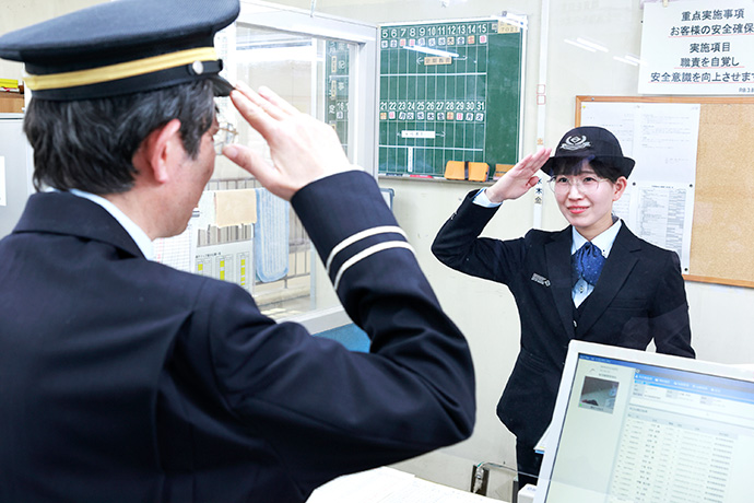 横浜市交通局で地下鉄運輸職員（助役）として働く山下千奈さん（仮名）の点呼の様子