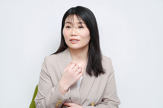 インタビューに答えるNHK連続テレビ小説『風、薫る』脚本家、吉澤智子さん