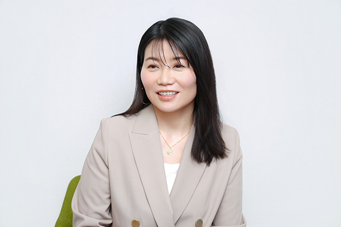 インタビューに答えるNHK連続テレビ小説『風、薫る』脚本家、吉澤智子さん