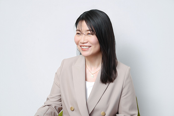 インタビューに答えるNHK連続テレビ小説『風、薫る』脚本家、吉澤智子さん