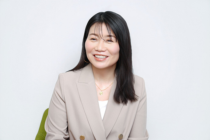 インタビューに答えるNHK連続テレビ小説『風、薫る』脚本家、吉澤智子さん