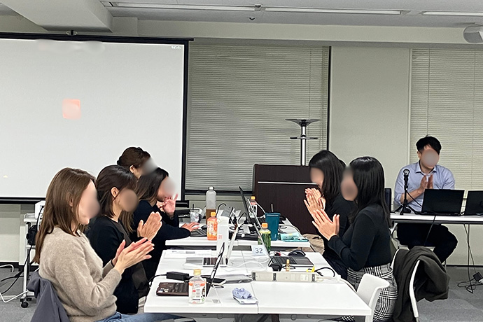 東京都の「女性ITエンジニア育成事業」でITスキル習得の訓練を受ける女性たちの写真