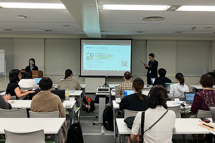 東京都の「女性ITエンジニア育成事業」でITスキル習得の訓練を受ける女性たちの写真