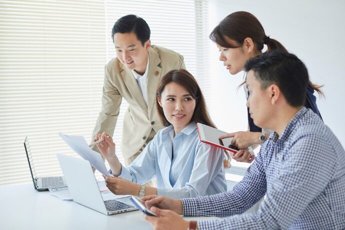 会議をしている様子の写真