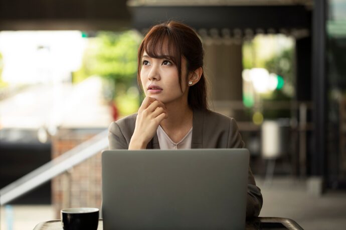 モヤモヤいている女性の写真