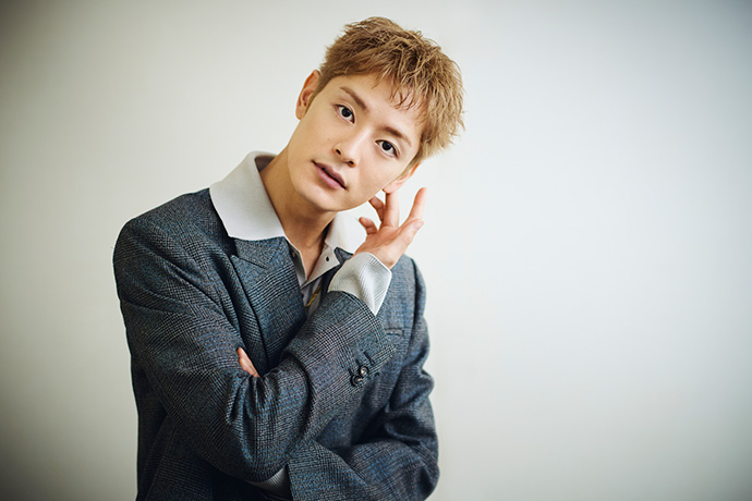カメラに向かってポーズを取る塩野瑛久さん