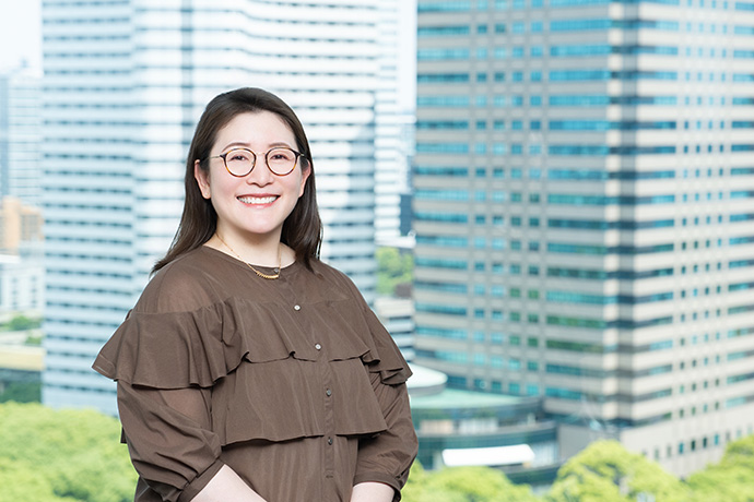 カメラに向かってほほえむ塲田聖さん