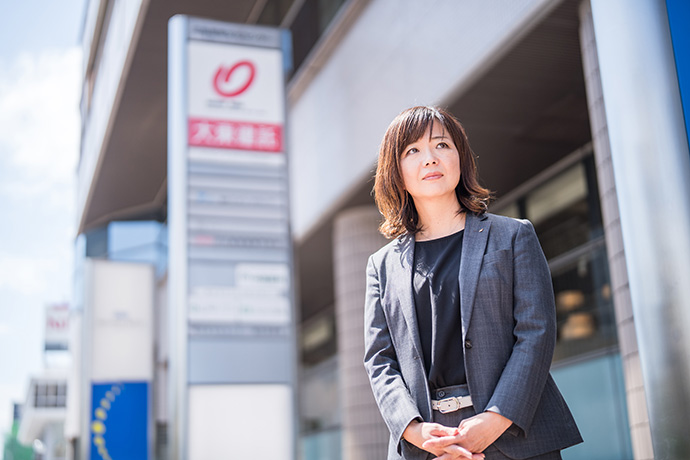 カメラの前でポーズを取る大東建託株式会社の川岸佳織さん（仮名）