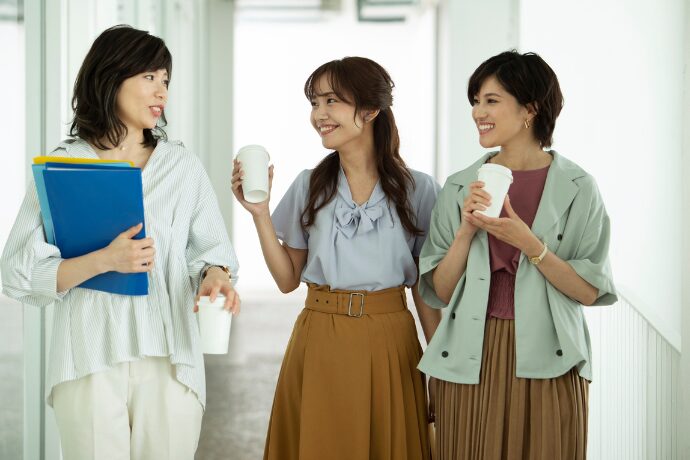 職場で和気あいあいとしている女性たちの写真