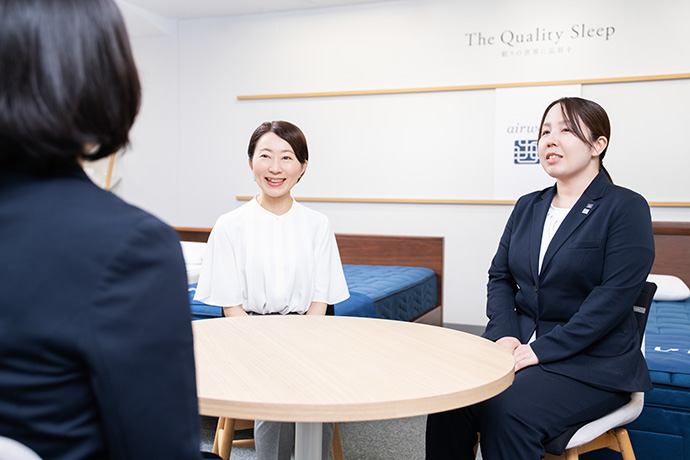 インタビューに答えるエアウィーヴでスリープカウンセラーとして働く女性たち