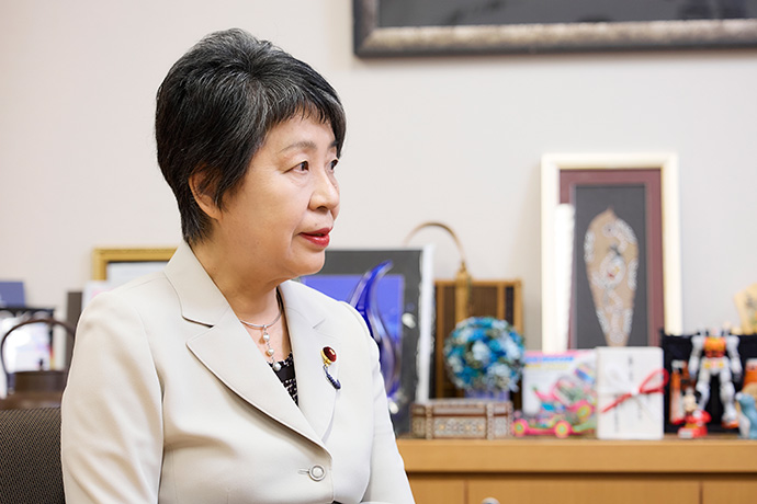 インタビューに答える衆議院議員の上川陽子さん
