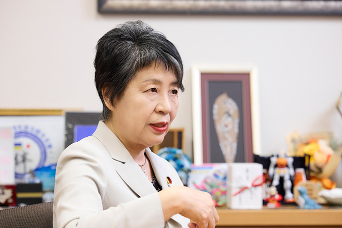 インタビューに答える衆議院議員の上川陽子さん